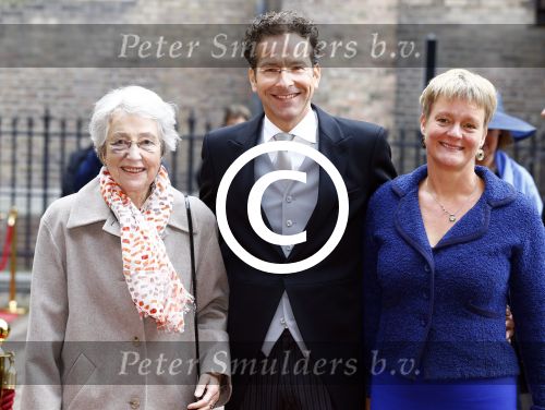 Den Haag 17 september 2013
Prinsjesdag op het binnenhof. Jeroen Dijsselbloem met moeder en vrouw