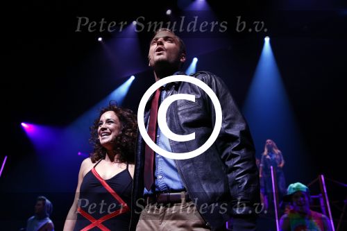 Tilburg 29 september 2013
Premiere Flashdance in de schouwburg van Tilburg met in de hoofdrollen Anouk Maas Jim Bakkum en Carry Tefsen. Albert Verlinde is de producent.