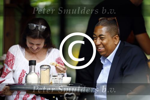 Amsterdam 21 augustus 2013
John Leerdam op terras met een dame.