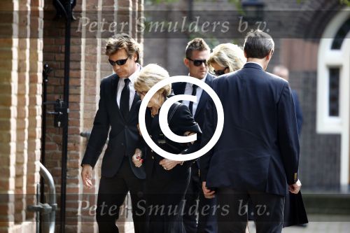 Laren 2 oktober 2013
Kerkdienst naar aanleiding van het overlijden van John de mol sr in de sint Jansbasiliek. Het was enorm druk met vrienden en familie.