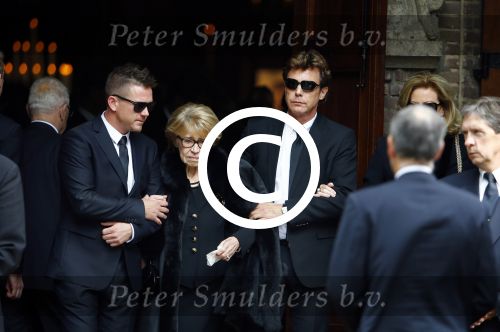 Laren 2 oktober 2013
Kerkdienst naar aanleiding van het overlijden van John de mol sr in de sint Jansbasiliek. Het was enorm druk met vrienden en familie.