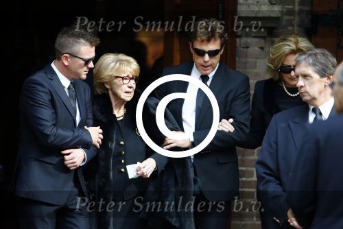 Laren 2 oktober 2013
Kerkdienst naar aanleiding van het overlijden van John de mol sr in de sint Jansbasiliek. Het was enorm druk met vrienden en familie.