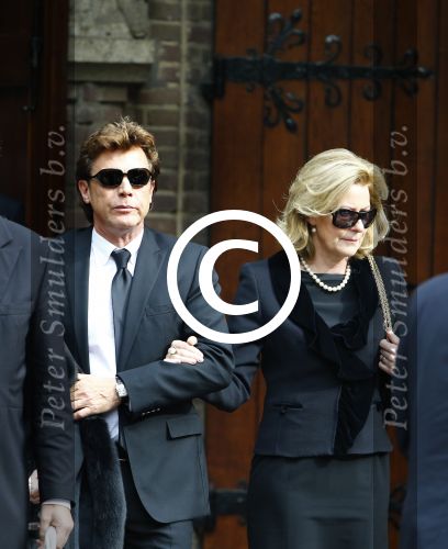 Laren 2 oktober 2013
Kerkdienst naar aanleiding van het overlijden van John de mol sr in de sint Jansbasiliek. Het was enorm druk met vrienden en familie.