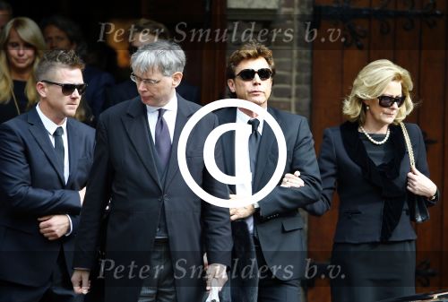 Laren 2 oktober 2013
Kerkdienst naar aanleiding van het overlijden van John de mol sr in de sint Jansbasiliek. Het was enorm druk met vrienden en familie.