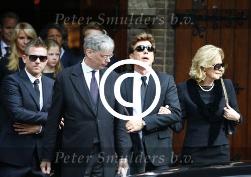 Laren 2 oktober 2013
Kerkdienst naar aanleiding van het overlijden van John de mol sr in de sint Jansbasiliek. Het was enorm druk met vrienden en familie.