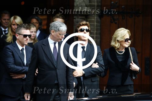 Laren 2 oktober 2013
Kerkdienst naar aanleiding van het overlijden van John de mol sr in de sint Jansbasiliek. Het was enorm druk met vrienden en familie.