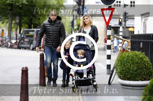 Amsterdam 9 oktober 2013
Johnny Heitinga met zijn vrouw Charlotte Sophie en kinderen Jezebel en Lennos voor het sterrenfonds bij pathe de munt.