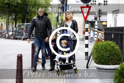 Amsterdam 9 oktober 2013
Johnny Heitinga met zijn vrouw Charlotte Sophie en kinderen Jezebel en Lennos voor het sterrenfonds bij pathe de munt.