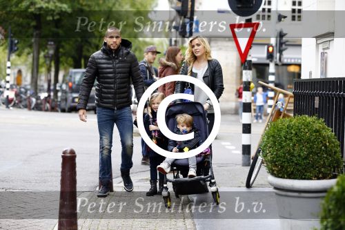 Amsterdam 9 oktober 2013
Johnny Heitinga met zijn vrouw Charlotte Sophie en kinderen Jezebel en Lennos voor het sterrenfonds bij pathe de munt.