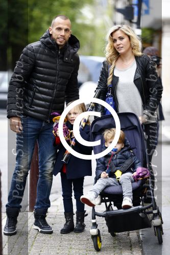 Amsterdam 9 oktober 2013
Johnny Heitinga met zijn vrouw Charlotte Sophie en kinderen Jezebel en Lennos voor het sterrenfonds bij pathe de munt.