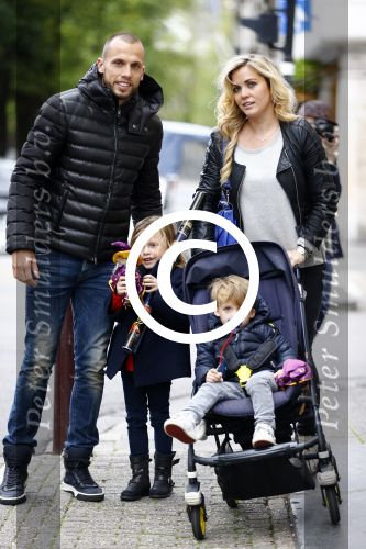 Amsterdam 9 oktober 2013
Johnny Heitinga met zijn vrouw Charlotte Sophie en kinderen Jezebel en Lennos voor het sterrenfonds bij pathe de munt.
