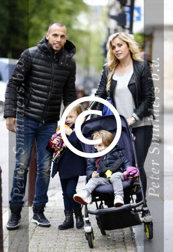 Amsterdam 9 oktober 2013
Johnny Heitinga met zijn vrouw Charlotte Sophie en kinderen Jezebel en Lennos voor het sterrenfonds bij pathe de munt.