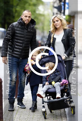 Amsterdam 9 oktober 2013
Johnny Heitinga met zijn vrouw Charlotte Sophie en kinderen Jezebel en Lennos voor het sterrenfonds bij pathe de munt.