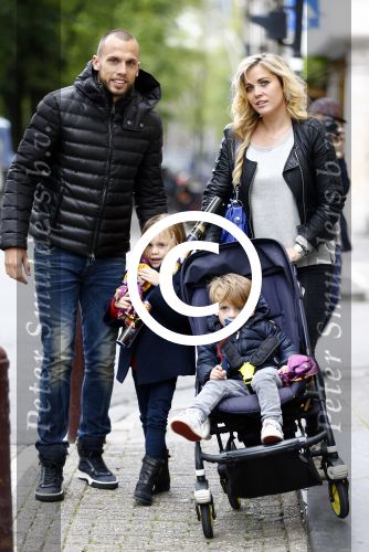 Amsterdam 9 oktober 2013
Johnny Heitinga met zijn vrouw Charlotte Sophie en kinderen Jezebel en Lennos voor het sterrenfonds bij pathe de munt.