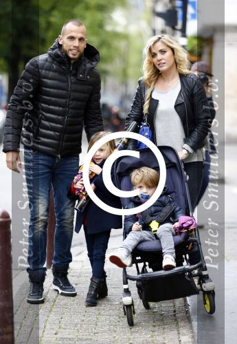 Amsterdam 9 oktober 2013
Johnny Heitinga met zijn vrouw Charlotte Sophie en kinderen Jezebel en Lennos voor het sterrenfonds bij pathe de munt.