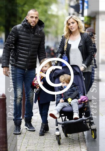 Amsterdam 9 oktober 2013
Johnny Heitinga met zijn vrouw Charlotte Sophie en kinderen Jezebel en Lennos voor het sterrenfonds bij pathe de munt.