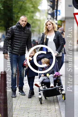 Amsterdam 9 oktober 2013
Johnny Heitinga met zijn vrouw Charlotte Sophie en kinderen Jezebel en Lennos voor het sterrenfonds bij pathe de munt.