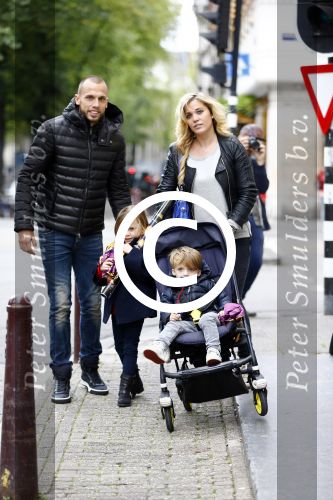 Amsterdam 9 oktober 2013
Johnny Heitinga met zijn vrouw Charlotte Sophie en kinderen Jezebel en Lennos voor het sterrenfonds bij pathe de munt.