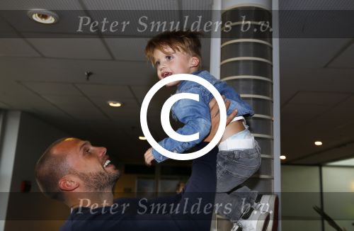Amsterdam 9 oktober 2013
Johnny Heitinga met zijn vrouw Charlotte Sophie en kinderen Jezebel en Lennos voor het sterrenfonds bij pathe de munt.