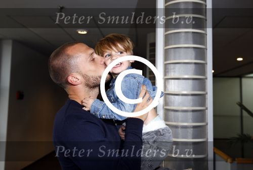 Amsterdam 9 oktober 2013
Johnny Heitinga met zijn vrouw Charlotte Sophie en kinderen Jezebel en Lennos voor het sterrenfonds bij pathe de munt.