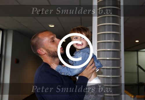 Amsterdam 9 oktober 2013
Johnny Heitinga met zijn vrouw Charlotte Sophie en kinderen Jezebel en Lennos voor het sterrenfonds bij pathe de munt.