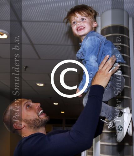Amsterdam 9 oktober 2013
Johnny Heitinga met zijn vrouw Charlotte Sophie en kinderen Jezebel en Lennos voor het sterrenfonds bij pathe de munt.