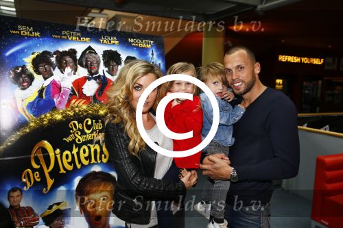 Amsterdam 9 oktober 2013
Johnny Heitinga met zijn vrouw Charlotte Sophie en kinderen Jezebel en Lennos voor het sterrenfonds bij pathe de munt.