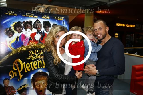 Amsterdam 9 oktober 2013
Johnny Heitinga met zijn vrouw Charlotte Sophie en kinderen Jezebel en Lennos voor het sterrenfonds bij pathe de munt.
