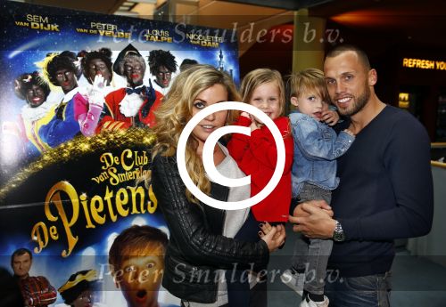 Amsterdam 9 oktober 2013
Johnny Heitinga met zijn vrouw Charlotte Sophie en kinderen Jezebel en Lennos voor het sterrenfonds bij pathe de munt.
