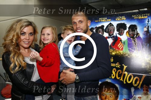 Amsterdam 9 oktober 2013
Johnny Heitinga met zijn vrouw Charlotte Sophie en kinderen Jezebel en Lennos voor het sterrenfonds bij pathe de munt.