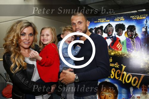 Amsterdam 9 oktober 2013
Johnny Heitinga met zijn vrouw Charlotte Sophie en kinderen Jezebel en Lennos voor het sterrenfonds bij pathe de munt.