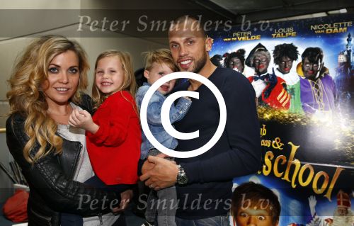 Amsterdam 9 oktober 2013
Johnny Heitinga met zijn vrouw Charlotte Sophie en kinderen Jezebel en Lennos voor het sterrenfonds bij pathe de munt.