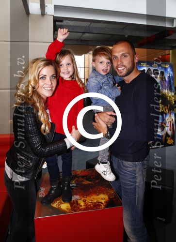 Amsterdam 9 oktober 2013
Johnny Heitinga met zijn vrouw Charlotte Sophie en kinderen Jezebel en Lennos voor het sterrenfonds bij pathe de munt.