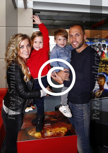 Amsterdam 9 oktober 2013
Johnny Heitinga met zijn vrouw Charlotte Sophie en kinderen Jezebel en Lennos voor het sterrenfonds bij pathe de munt.