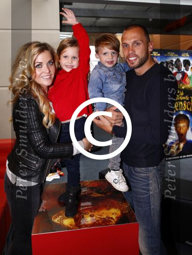 Amsterdam 9 oktober 2013
Johnny Heitinga met zijn vrouw Charlotte Sophie en kinderen Jezebel en Lennos voor het sterrenfonds bij pathe de munt.