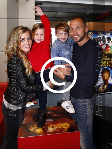 Amsterdam 9 oktober 2013
Johnny Heitinga met zijn vrouw Charlotte Sophie en kinderen Jezebel en Lennos voor het sterrenfonds bij pathe de munt.