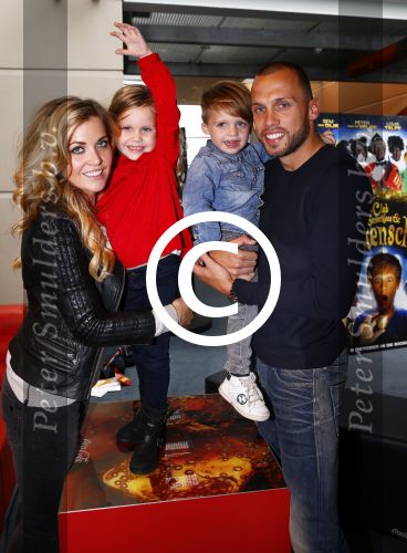 Amsterdam 9 oktober 2013
Johnny Heitinga met zijn vrouw Charlotte Sophie en kinderen Jezebel en Lennos voor het sterrenfonds bij pathe de munt.