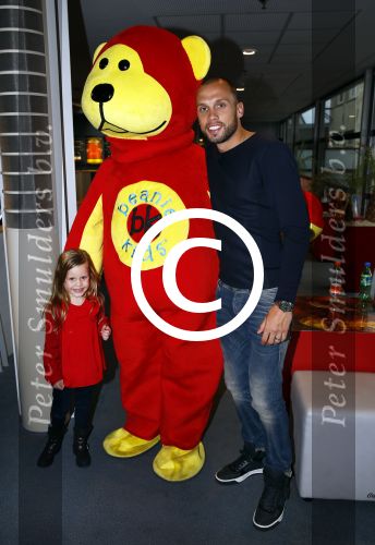 Amsterdam 9 oktober 2013
Johnny Heitinga met zijn vrouw Charlotte Sophie en kinderen Jezebel en Lennos voor het sterrenfonds bij pathe de munt.