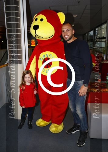 Amsterdam 9 oktober 2013
Johnny Heitinga met zijn vrouw Charlotte Sophie en kinderen Jezebel en Lennos voor het sterrenfonds bij pathe de munt.