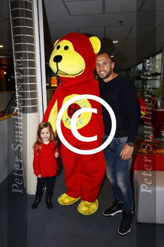Amsterdam 9 oktober 2013
Johnny Heitinga met zijn vrouw Charlotte Sophie en kinderen Jezebel en Lennos voor het sterrenfonds bij pathe de munt.