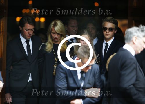 Laren 2 oktober 2013
Kerkdienst naar aanleiding van het overlijden van John de mol sr in de sint Jansbasiliek. Het was enorm druk met vrienden en familie.