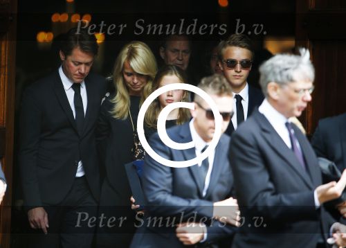 Laren 2 oktober 2013
Kerkdienst naar aanleiding van het overlijden van John de mol sr in de sint Jansbasiliek. Het was enorm druk met vrienden en familie.