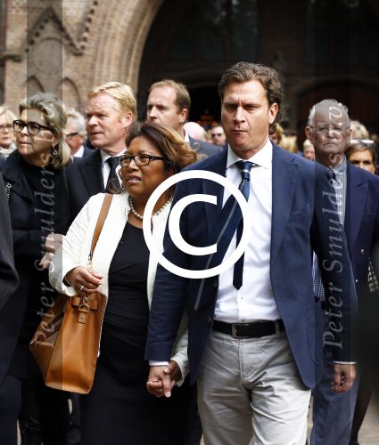 Laren 2 oktober 2013
Kerkdienst naar aanleiding van het overlijden van John de mol sr in de sint Jansbasiliek. Het was enorm druk met vrienden en familie.