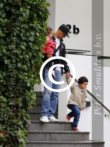 Hamburg 12 september 2013
Khalid Boulahrouz haalt zijn kinderen op bij Sabia en Rafal  v d Vaart en gaat met aupair naar de dierentuin in Hamburg.