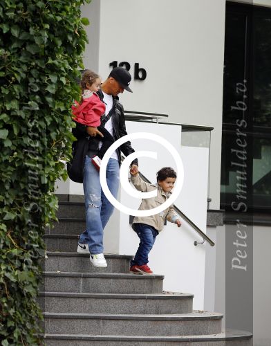 Hamburg 12 september 2013
Khalid Boulahrouz haalt zijn kinderen op bij Sabia en Rafal  v d Vaart en gaat met aupair naar de dierentuin in Hamburg.