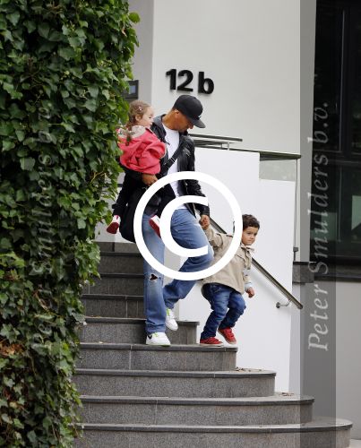 Hamburg 12 september 2013
Khalid Boulahrouz haalt zijn kinderen op bij Sabia en Rafal  v d Vaart en gaat met aupair naar de dierentuin in Hamburg.