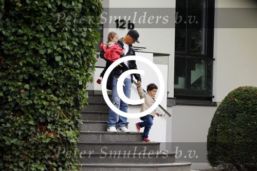 Hamburg 12 september 2013
Khalid Boulahrouz haalt zijn kinderen op bij Sabia en Rafal  v d Vaart en gaat met aupair naar de dierentuin in Hamburg.