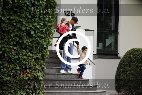 Hamburg 12 september 2013
Khalid Boulahrouz haalt zijn kinderen op bij Sabia en Rafal  v d Vaart en gaat met aupair naar de dierentuin in Hamburg.