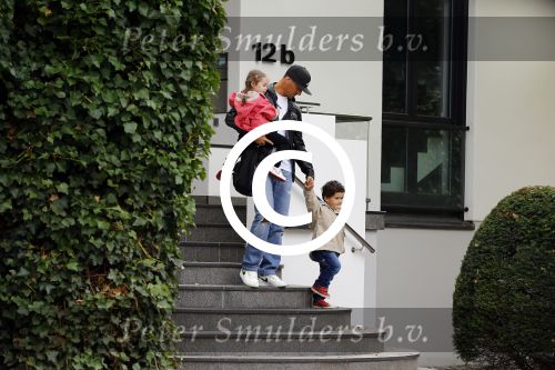 Hamburg 12 september 2013
Khalid Boulahrouz haalt zijn kinderen op bij Sabia en Rafal  v d Vaart en gaat met aupair naar de dierentuin in Hamburg.