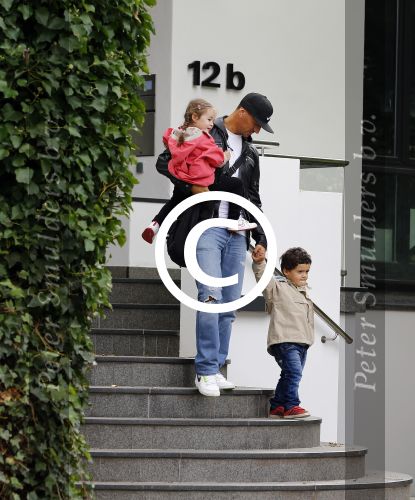 Hamburg 12 september 2013
Khalid Boulahrouz haalt zijn kinderen op bij Sabia en Rafal  v d Vaart en gaat met aupair naar de dierentuin in Hamburg.